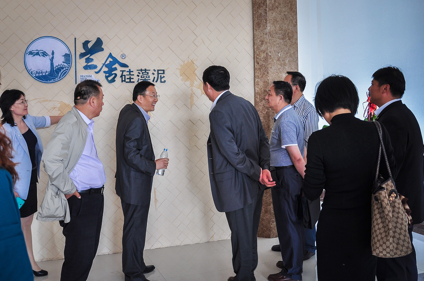 在兰舍研发中心接待大厅,张立功董事长向大家现场讲解兰舍硅藻砖"